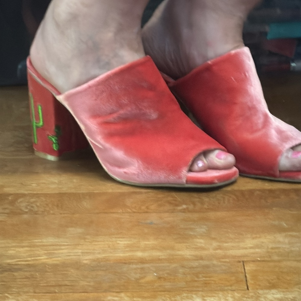ModCloth 10 Coral Velvet Cactus Mules - Picture 7 of 7